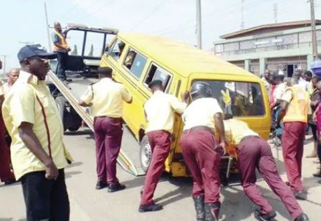 lastma-officials-and-commercial-bus